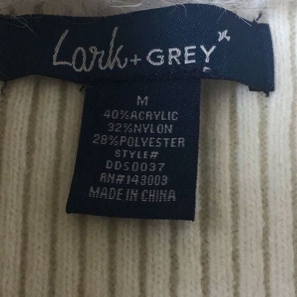 Elegant Cream Sweater with Faux Fur Collar - Picture 2 of 3